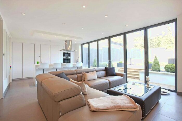 4 Bedroom Semi-Detached House To Rent In Sunnyfield, Mill Hill, NW7