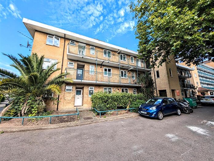 2 Bedroom Flat To Rent In Smithwood Close, London, SW19