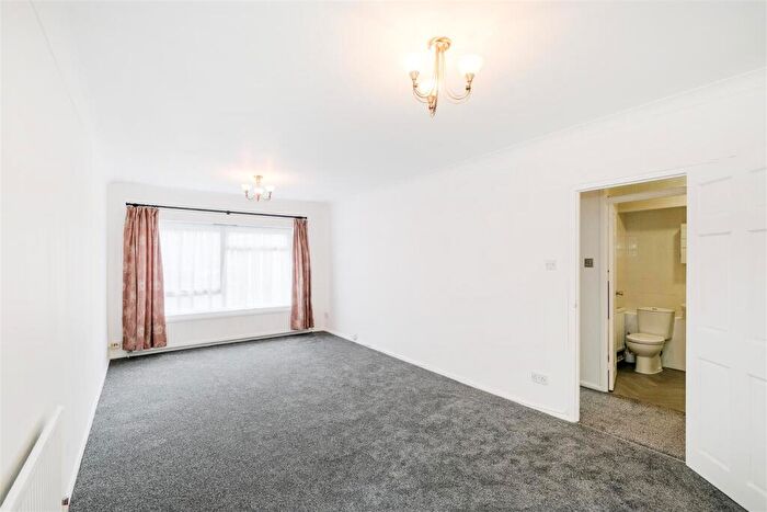 2 Bedroom Flat To Rent In Aldersbrook Road, London, E12