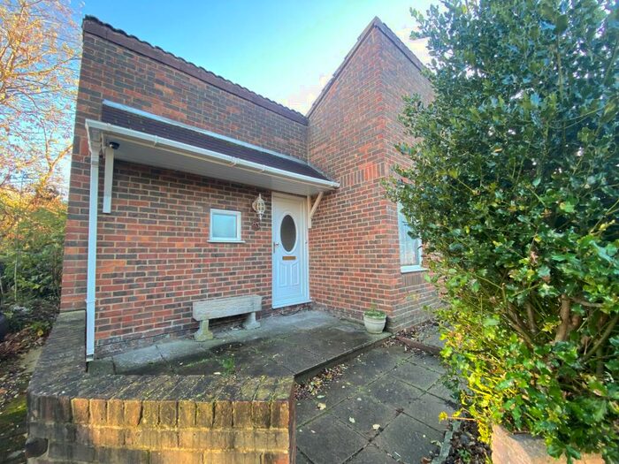 3 Bedroom Bungalow To Rent In Westminster Gardens, Houghton Regis, Dunstable, LU5