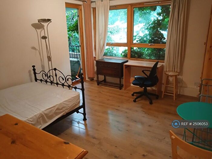 3 Bedroom Flat To Rent In Calstock, London, NW1