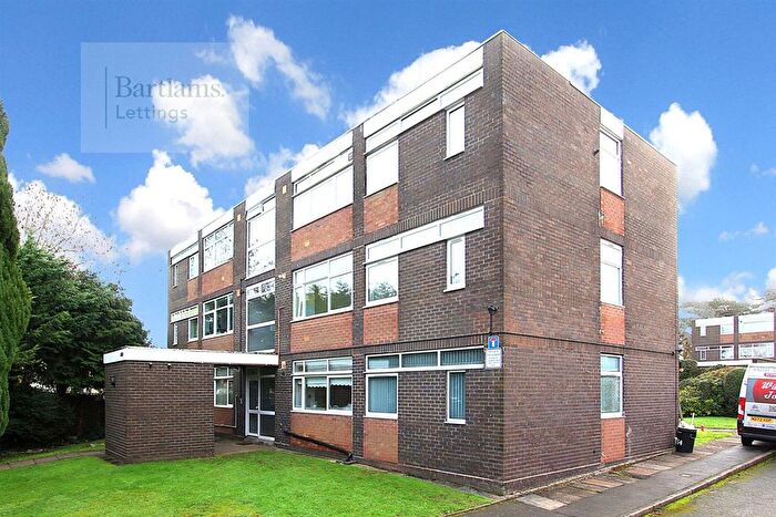 2 Bedroom Flat To Rent In Spruce Way, Finchfield, WV3