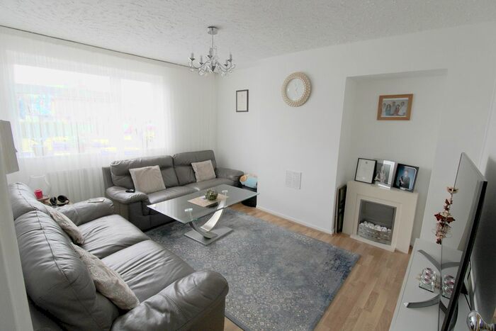 3 Bedroom Flat To Rent In Edrik Walk, Edgware, HA8