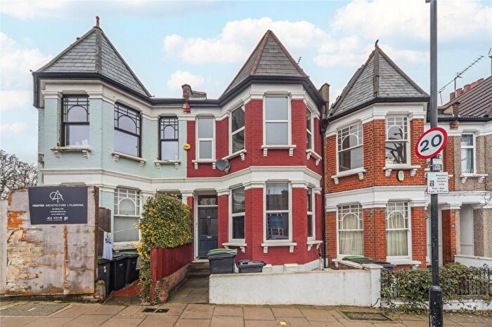 2 Bedroom Apartment For Sale In Pemberton Road, Harringay, London, N4