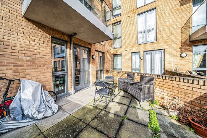 1 Bedroom Flat To Rent In Goldhawk Road, Hammersmith, London, W12