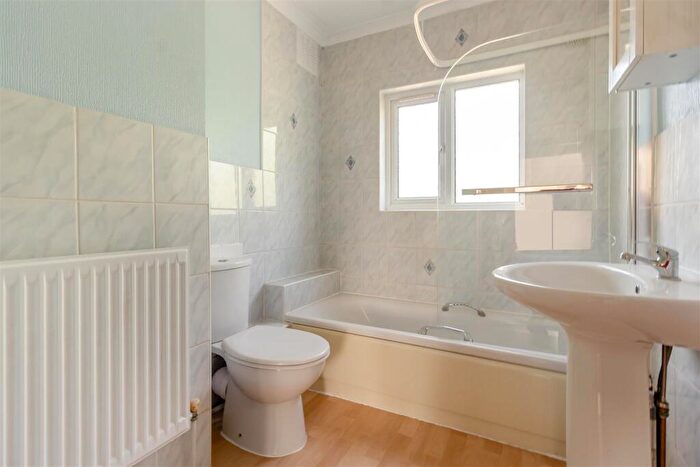 2 Bedroom Flat For Sale In Champion Road, Upminster, RM14