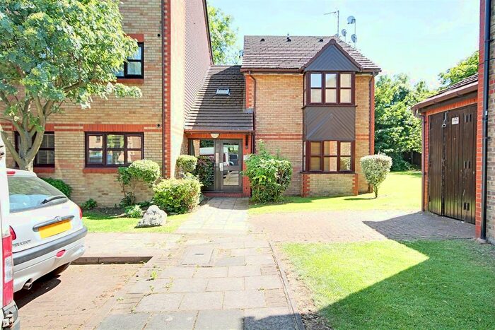 Studio To Rent In Kingfisher Way, London, NW10