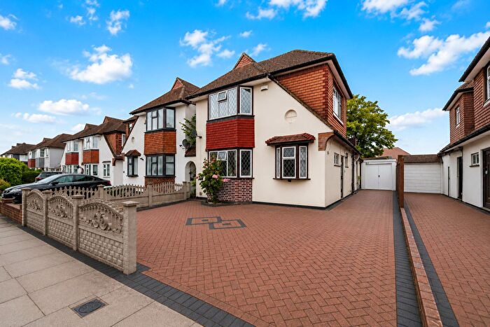 3 Bedroom Link Detached House For Sale In Purbeck Avenue, New Malden, KT3