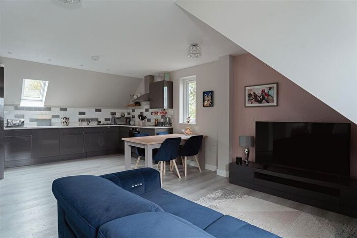 2 Bedroom Flat For Sale In Chalkpit Lane, Dorking, RH4