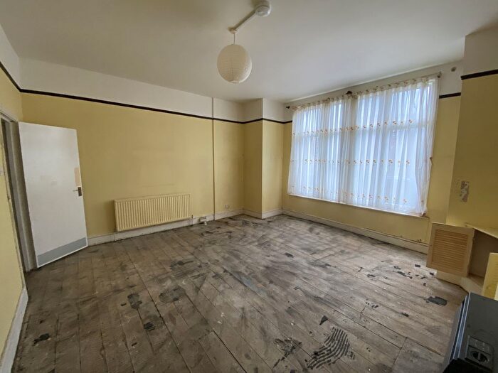 2 Bedroom Flat For Sale In Flat A, Queen Elizabeths Walk, Stoke Newington, London, N16
