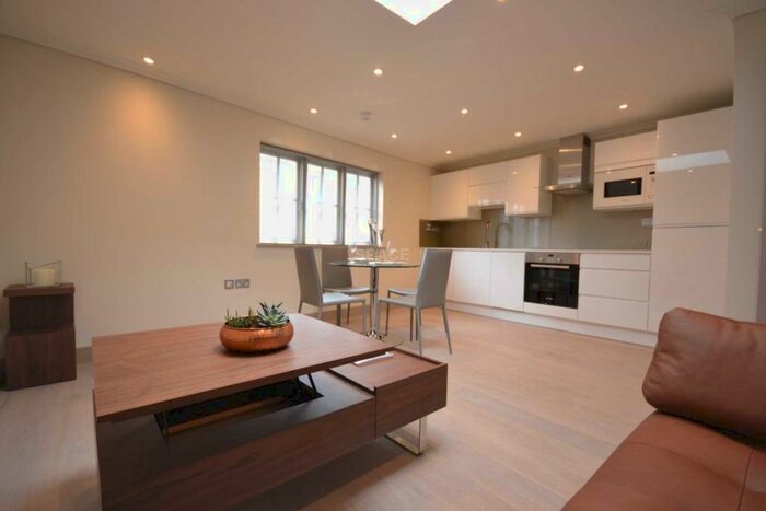 1 Bedroom Flat To Rent In High Street, Reading, Berkshire, - Flat, RG1