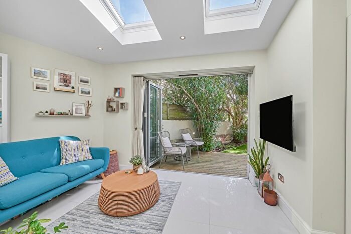 2 Bedroom Flat For Sale In Allfarthing Lane, Wandsworth, London, SW18