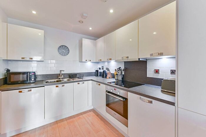 1 Bedroom Flat For Sale In Genoa Court, Nine Elms, London, SW8