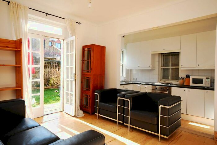 3 Bedroom Flat To Rent In Fulham Palace Road, Fulham, London, SW6