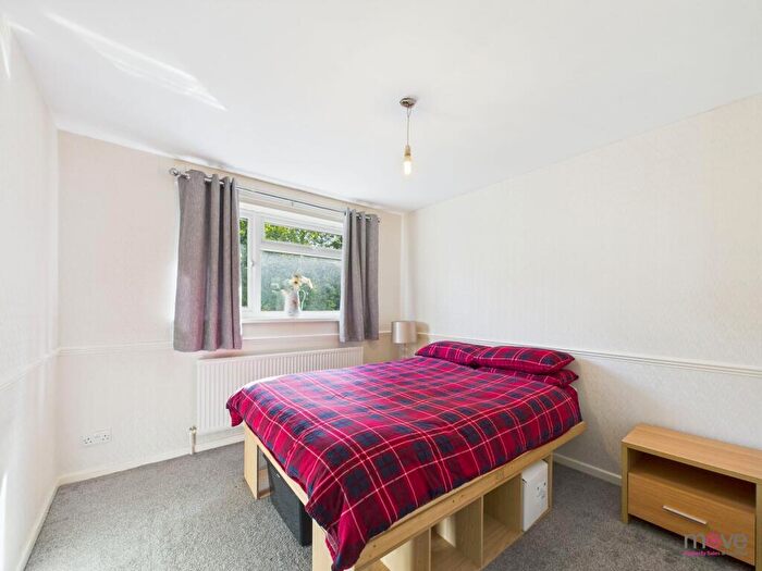 5 Bedroom Semi-Detached House For Sale In Marsh Gardens, Cheltenham, GL51
