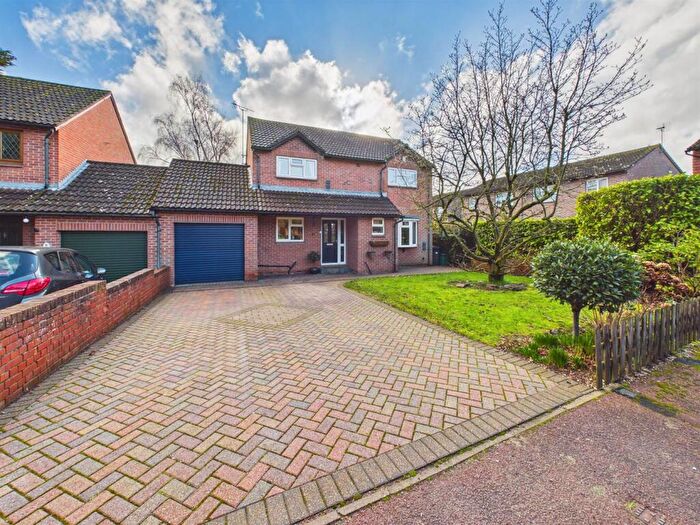 4 Bedroom Link Detached House For Sale In Camden Place, Calcot, Reading, RG31
