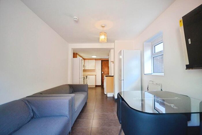 7 Bedroom Terraced House To Rent In Donnington Gardens, Reading, RG1