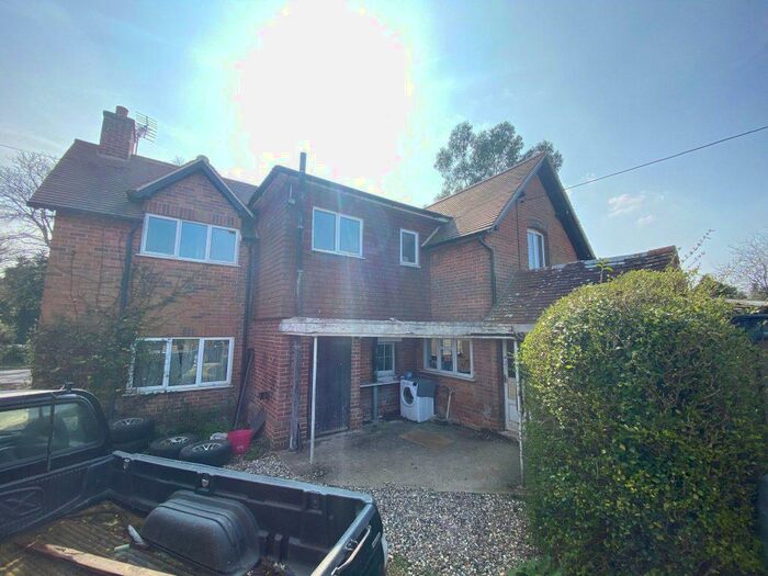 3 Bedroom Detached House For Sale In Harts Hill Road Upper Bucklebury, RG7