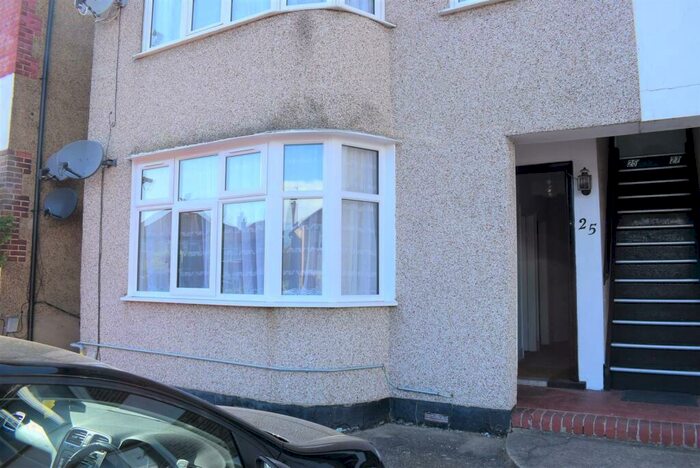 2 Bedroom Flat To Rent In Squirrels Heath Lane, Romford, RM2