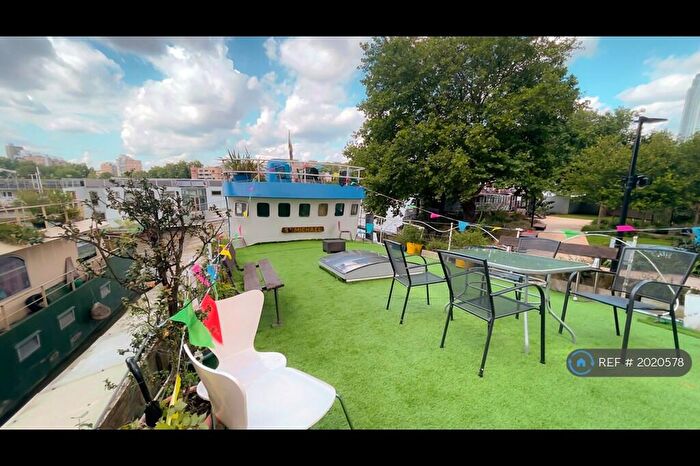 2 Bedroom House Boat To Rent In London, London, SW11
