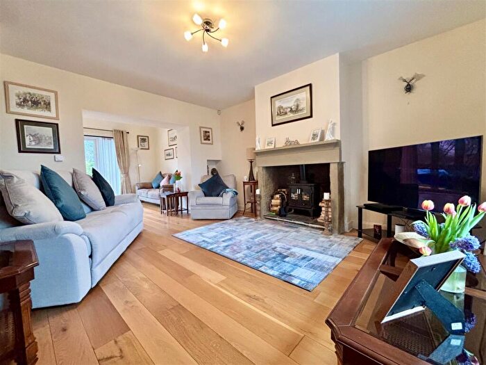 3 Bedroom Cottage For Sale In Littlemoor, Queensbury, Bradford, BD13