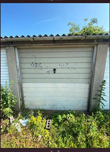 Garage / Parking To Rent In Vale Road, Northfleet, DA11