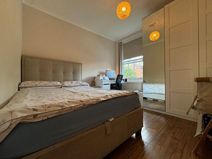 4 Bedroom Flat To Rent In Bromley High Street, London, E3