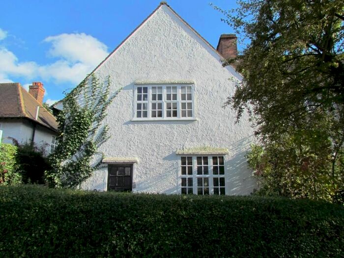 3 Bedroom Detached House To Rent In Asmuns Hill, London, NW11