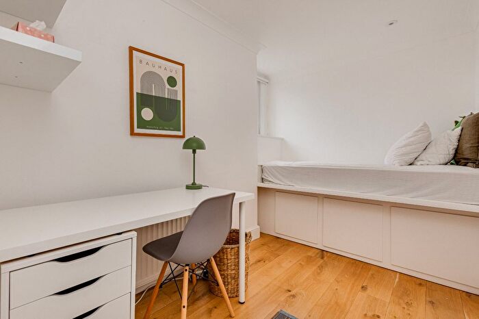 3 Bedroom Flat To Rent In Park House, Richmond Hill, TW10