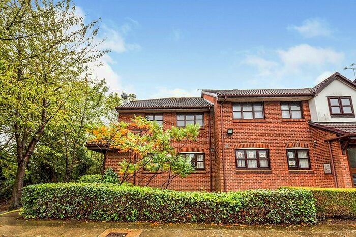 2 Bedroom Flat To Rent In Swallow Close, Greenhithe, Kent, DA9