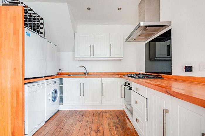2 Bedroom Flat To Rent In Brondesbury Villas, Queen's Park, London, NW6