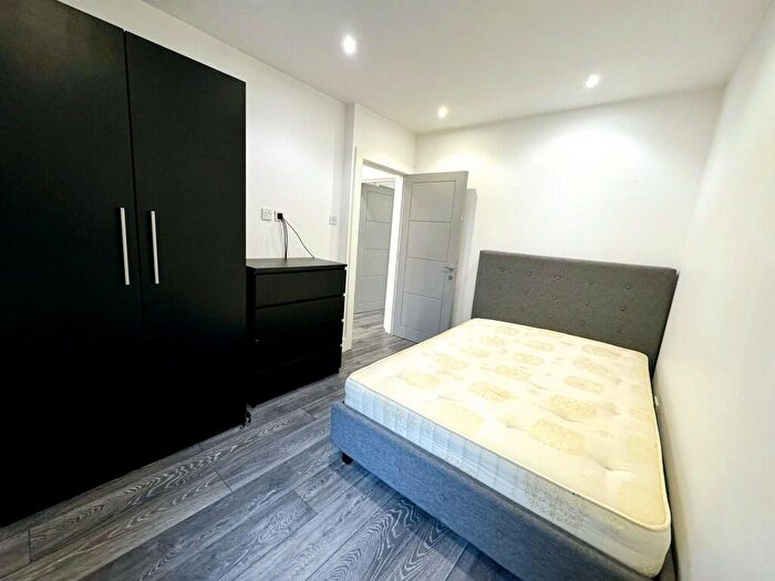 3 Bedroom Flat To Rent In Shakespeare Road, London, SE24