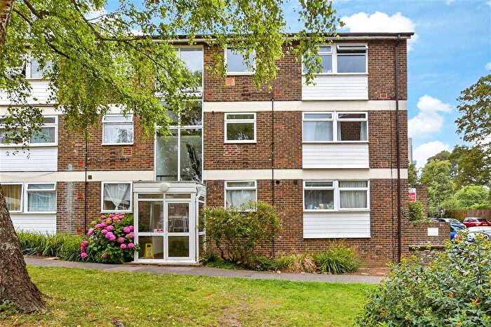 2 Bedroom Flat For Sale In Tonbridge Road, Maidstone, Kent, ME16
