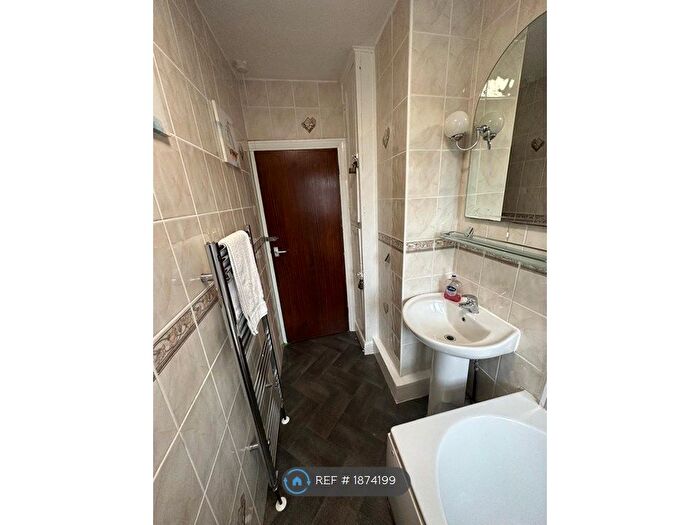 4 Bedroom Semi-Detached House To Rent In Cross Flatts Grove, Leeds, LS11