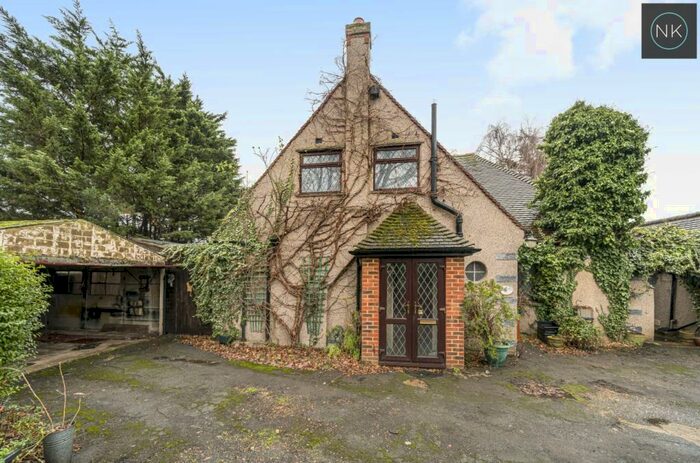 3 Bedroom Semi-Detached House To Rent In Larkswood Road, Chingford, London, E4