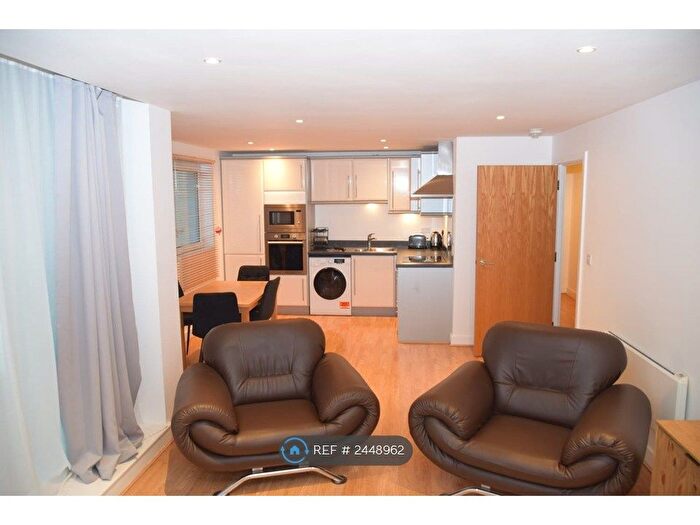 2 Bedroom Flat To Rent In Fathom Court, London, E16