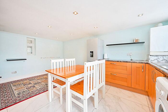 1 Bedroom Flat To Rent In Warren Drive South, Surbiton, Surrey, Surbiton, KT5