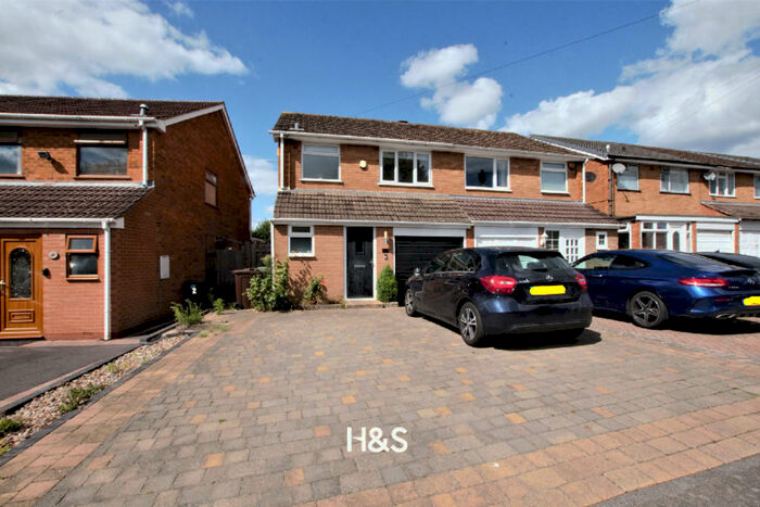 3 Bedroom Semi-Detached House To Rent In Foxcote Close, Shirley, B90