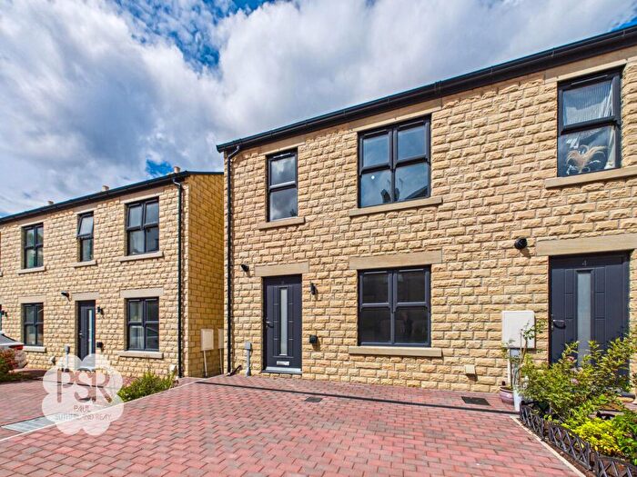 4 Bedroom Town House For Sale In Corn Mill Court, New Mills, SK22
