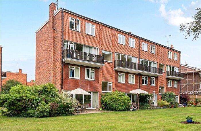 3 Bedroom Flat For Sale In Broom Close, Teddington, TW11