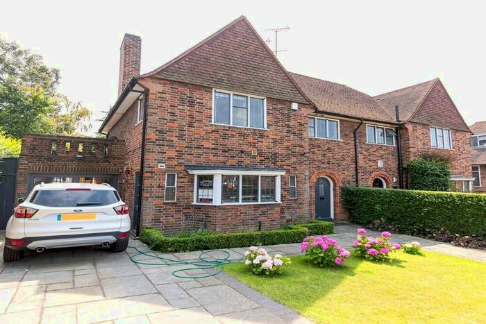 4 Bedroom Semi-Detached House To Rent In Brim Hill, London, N2