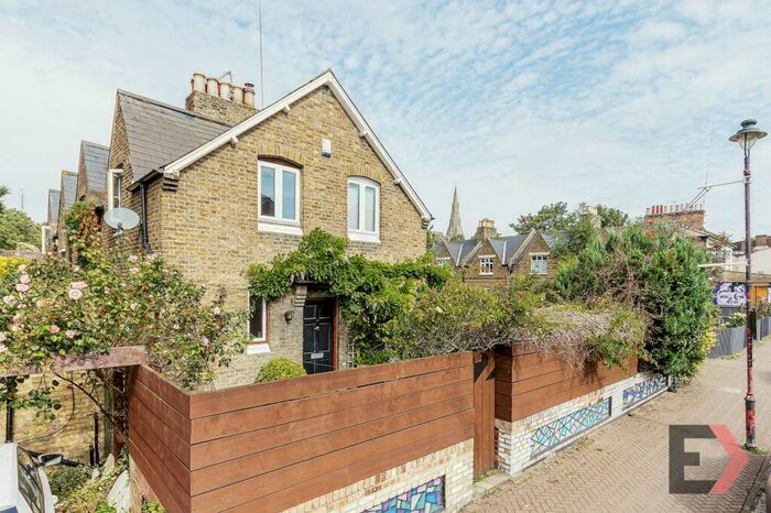 3 Bedroom Cottage To Rent In Maple Road, London, SE20
