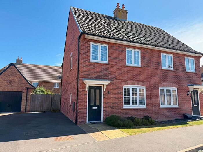 3 Bedroom Semi Detached House For Sale In Hoffman Walk, Stewartby, MK43