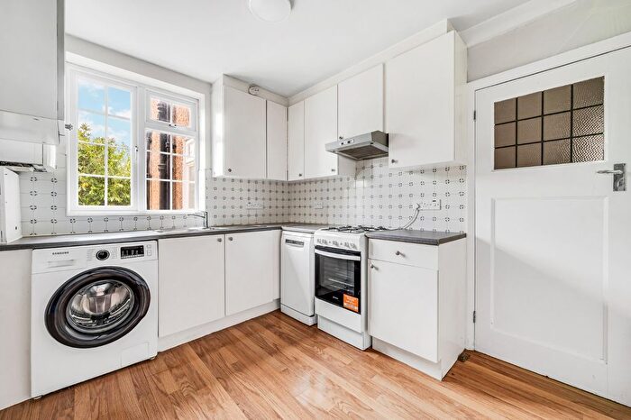 3 Bedroom Flat To Rent In Rutland Court, Queens Drive, W3