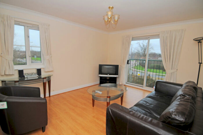 2 Bedroom Flat To Rent In Pullman Court, Central Maidenbower, Crawley, RH10