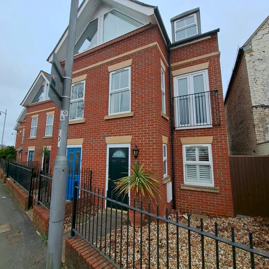4 Bedroom End Of Terrace House To Rent In Mumby Road, Gosport, PO12