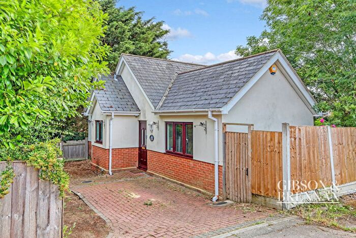 2 Bedroom Bungalow For Sale In Clover Way, Basildon, SS16