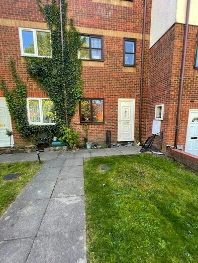 1 Bedroom Semi-Detached House To Rent In The Ridings, Luton, LU3