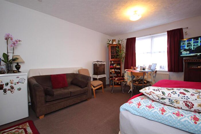 1 Bedroom Flat To Rent In Shaftesbury Gardens, North Acton, NW10
