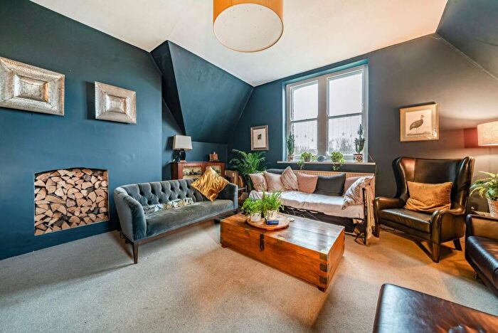 2 Bedroom Flat To Rent In Cross Lanes, Guildford, GU1